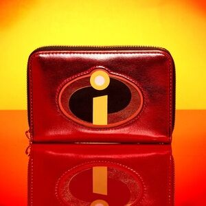 The Incredibles 20th Anniversary Metallic Cosplay
Zip Around Wallet NWT